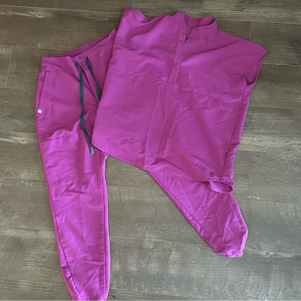 Figs Women's Pink Scrub Set